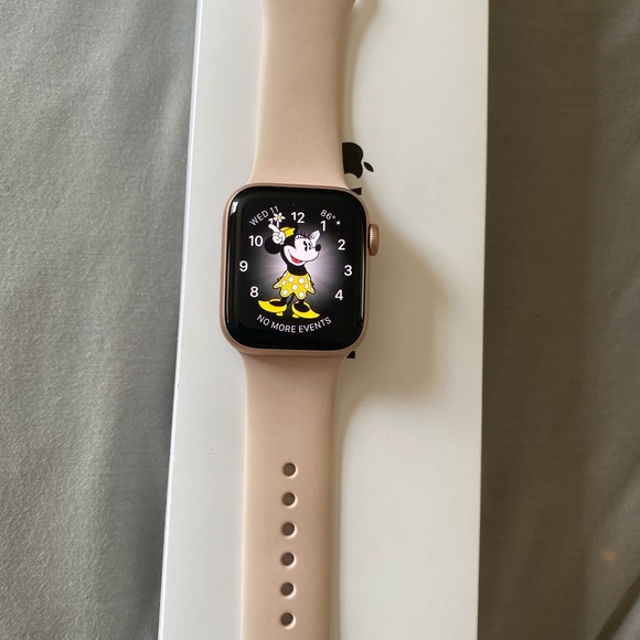 Rose gold Apple Watch for sale! Great condition - Picture 2 of 5